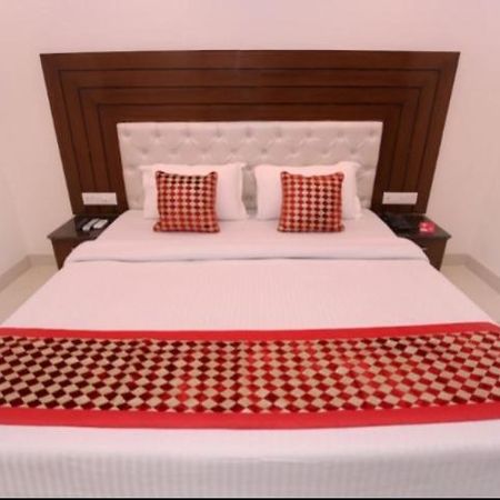 Hotel Silver Palm Zirakpur Екстериор снимка