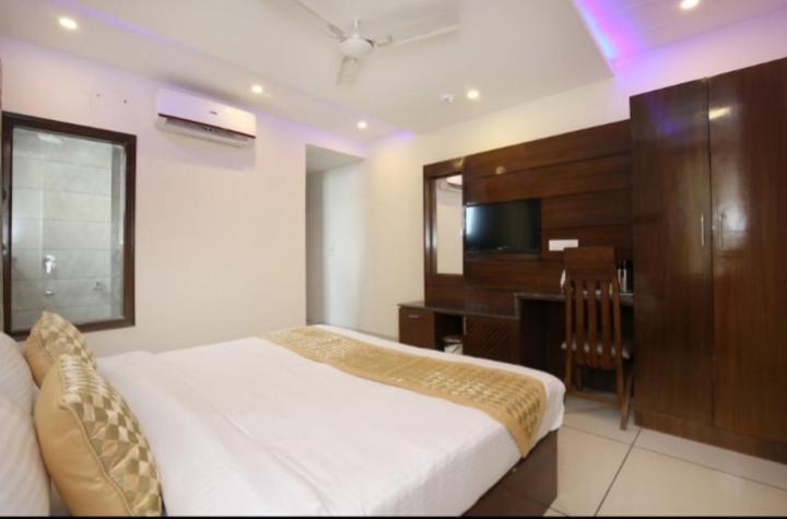 Hotel Silver Palm Zirakpur Екстериор снимка