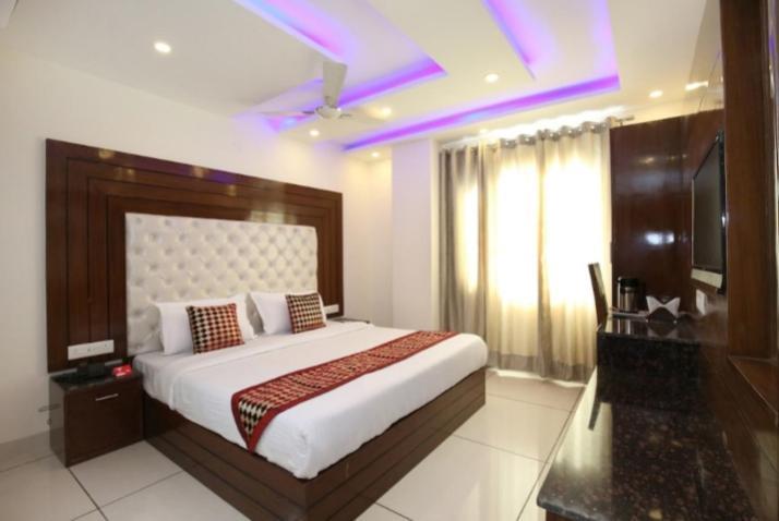 Hotel Silver Palm Zirakpur Екстериор снимка