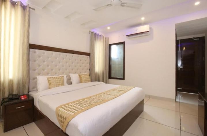 Hotel Silver Palm Zirakpur Екстериор снимка