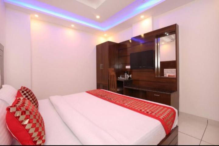 Hotel Silver Palm Zirakpur Екстериор снимка