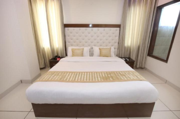 Hotel Silver Palm Zirakpur Екстериор снимка