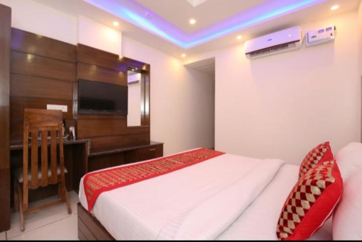 Hotel Silver Palm Zirakpur Екстериор снимка