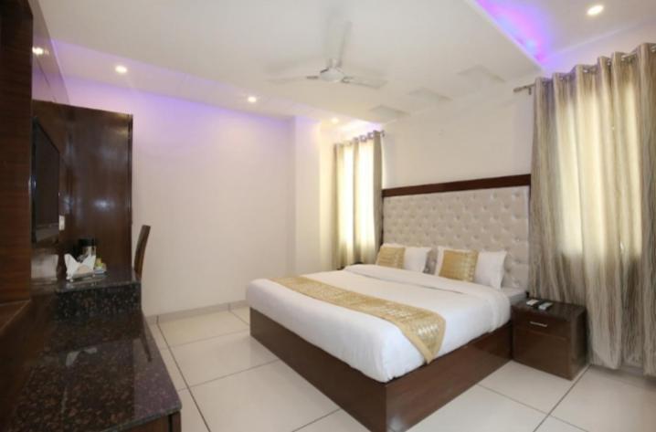 Hotel Silver Palm Zirakpur Екстериор снимка