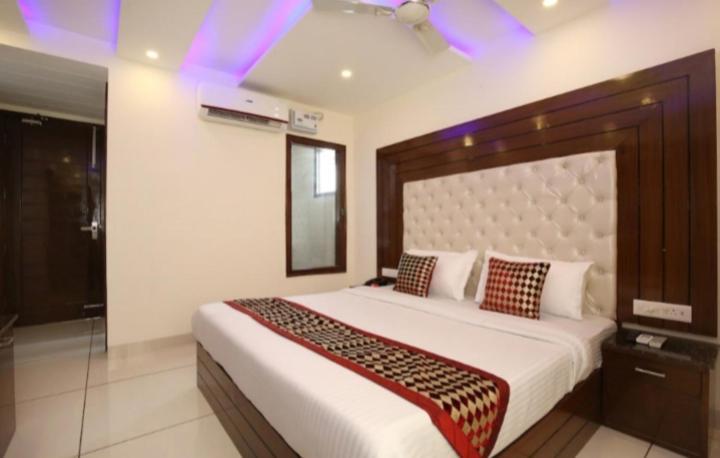 Hotel Silver Palm Zirakpur Екстериор снимка