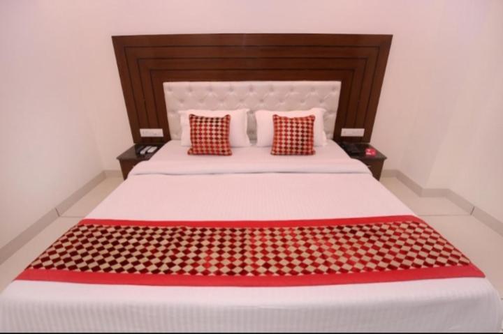 Hotel Silver Palm Zirakpur Екстериор снимка
